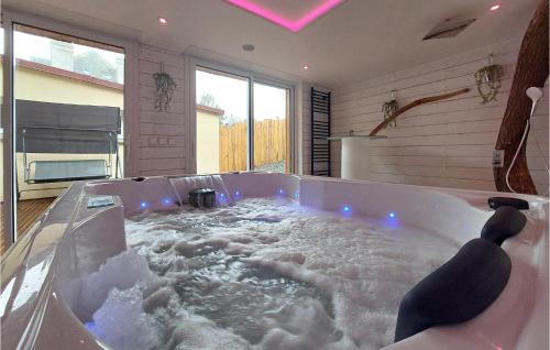 Neuilly-le-Vendin House | Amazing Home In Neuilly Le Vendin