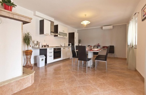 Melnica House | Amazing home in Frkeci with WiFi