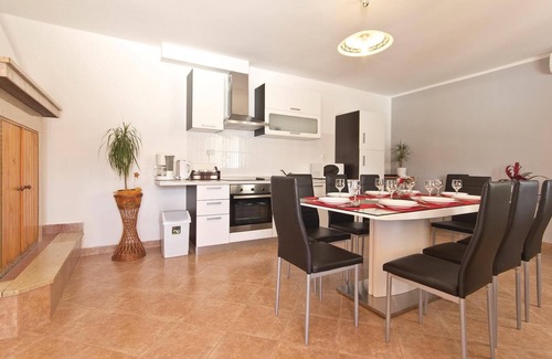 Melnica House | Amazing home in Frkeci with WiFi