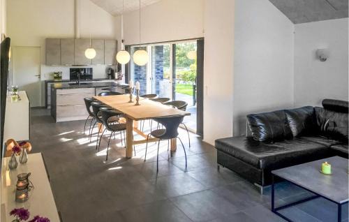 Grena Strand House | Amazing Home In Grenaa With Wifi