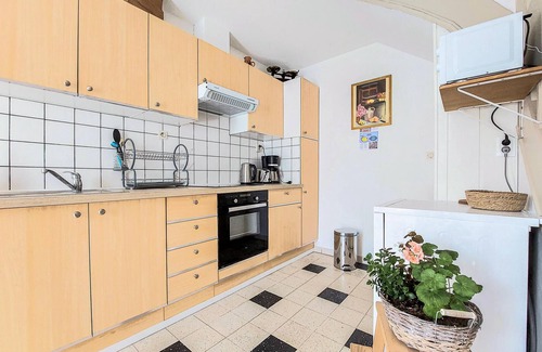 Peronne House | Amazing home in Péronne with kitchen