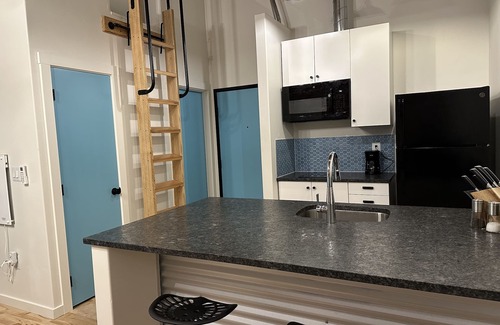 Redmond Apartment | Amazing Industrial Studio Loft Apartment in Downtown Redmond
