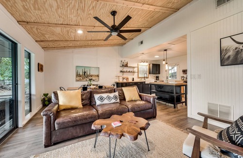 Cedar Creek Reservoir House | Amazing Lake Home with Large lot & Sunset views. 5 mins to city,