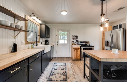 Cedar Creek Reservoir House | Amazing Lake Home with Large lot & Sunset views. 5 mins to city,