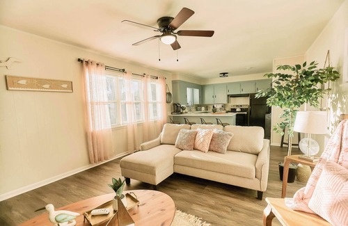Lone Oak House | Amazing Lakeview Escape 2-bedroom bungalow in peaceful Lone Oak