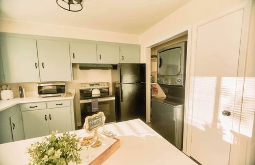 Lone Oak House | Amazing Lakeview Escape 2-bedroom bungalow in peaceful Lone Oak