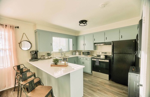 Lone Oak House | Amazing Lakeview Escape 2-bedroom bungalow in peaceful Lone Oak