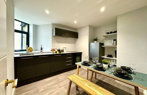 Westbourne Apartment | Amazing Large 3 Bedroom Apartment - Sleeps 8!