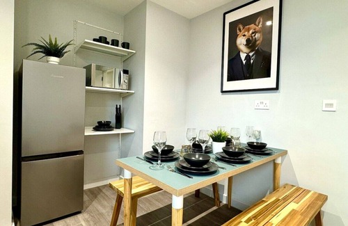 Westbourne Apartment | Amazing Large 3 Bedroom Apartment - Sleeps 8!
