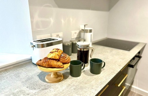 Westbourne Apartment | Amazing Large 3 Bedroom Apartment - Sleeps 8!