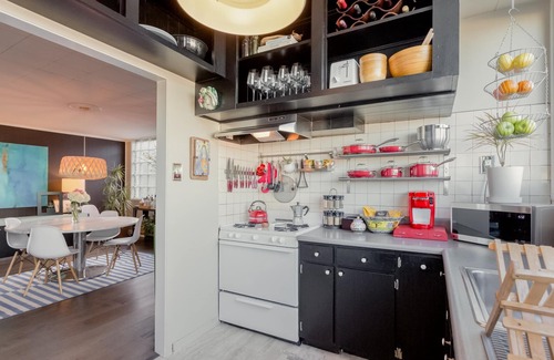 Russian Hill Apartment | Amazing Location and Super-Sunny Top Floor Apartment with Breathtaking Bay Views