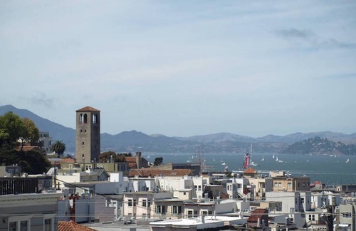 Russian Hill Apartment | Amazing Location and Super-Sunny Top Floor Apartment with Breathtaking Bay Views