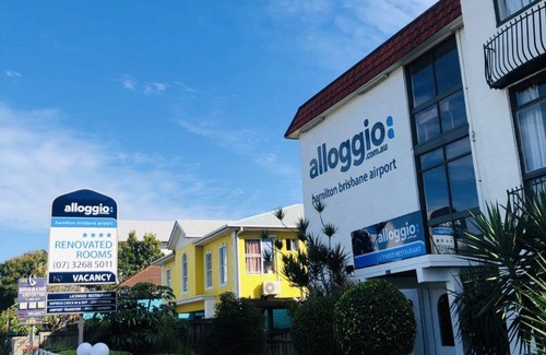 Hamilton House | Amazing location Motel room with bathroom, includes wifi, carpark & utilities