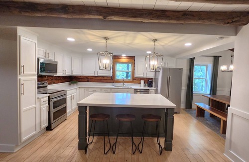 Aylett Cabin | Amazing log cabin - 5 acre stocked pond - 16 acres - Minutes to Kings Dominion