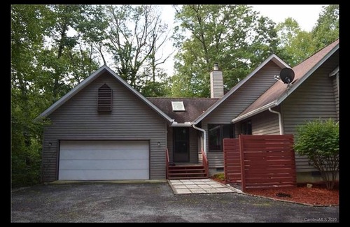 Pisgah Forest House | Amazing Mountain Views! Dog friendly, minutes to Pisgah Forest!