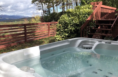 Pisgah Forest House | Amazing Mountain Views! Dog friendly, minutes to Pisgah Forest!