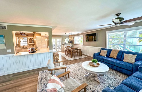 Mid Island House | Amazing ocean & sunset views, steps from the beach