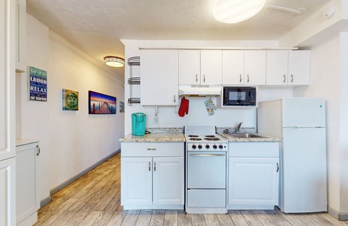 Lenox Park Condo | Amazing ocean-view condo with beachfront access, pool, hot tub, & balcony
