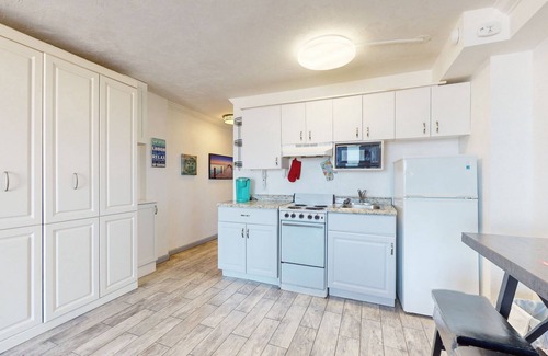Lenox Park Condo | Amazing ocean-view condo with beachfront access, pool, hot tub, & balcony