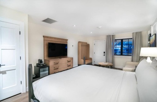 Midway Hotel | Amazing Outdoors! Modern unit w/Resort access - Your Serene escape awaits!