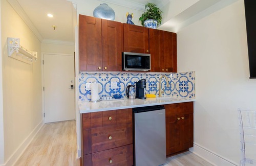 Palm Beach - West Palm Beach Condo | Amazing Palm Beach Island Pool King Wi-Fi A/C Island View Parking Pass