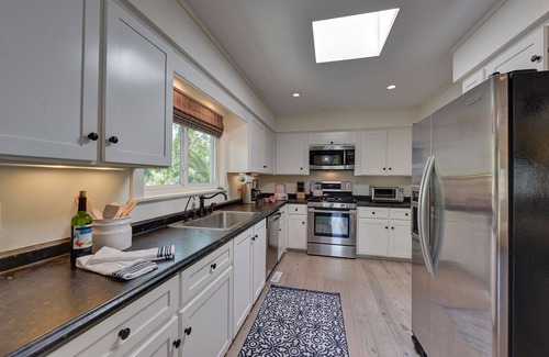 East Beach House | Amazing Pool on East Beach, SPA, Short Walk to Beach, 3 Kings plus, Dog Friendly