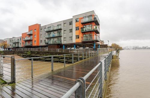 Woolwich Riverside Apartment | Amazing River view 2 bedroom apartment, sleeps 6 , balcony and parking
