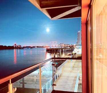 Woolwich Riverside Apartment | Amazing River view 2 bedroom apartment, sleeps 6 , balcony and parking