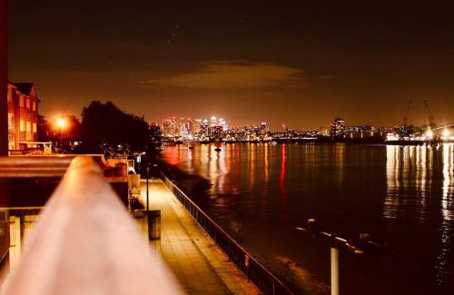 Woolwich Riverside Apartment | Amazing River view 2 bedroom apartment, sleeps 6 , balcony and parking