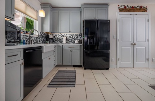 Cedar Hills House | Amazing Single Level Suburban Home, Pet Friendly, Fenced Backyard, Close 2 Nike, Shopping, Portland