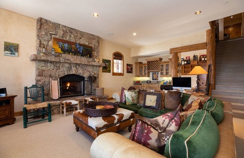 Avon House | Amazing Ski-in/Out 5 Bedroom Home Directly on Slopes. Views!
