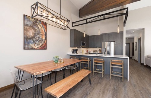 Big Sky Villa | Amazing Views - Close to it All!