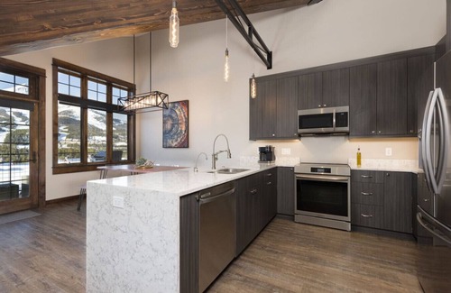 Big Sky Villa | Amazing Views - Close to it All!