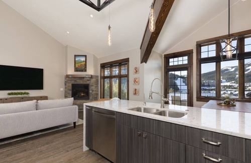 Big Sky Villa | Amazing Views - Close to it All!