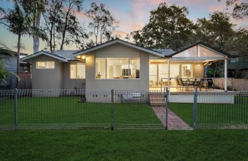 Budgewoi House | Amazing views from this lakeside house surrounded by nature and near the ocean