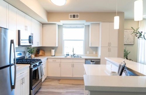 Sparks Apartment | Amazing Water View w Jacuzzi Sky Lounge