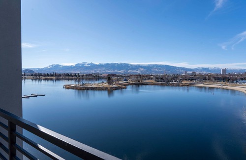 Sparks Apartment | Amazing Water View w Jacuzzi Sky Lounge