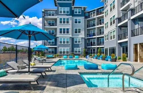 Sparks Apartment | Amazing Water View with Jacuzzi & Sky Lounge