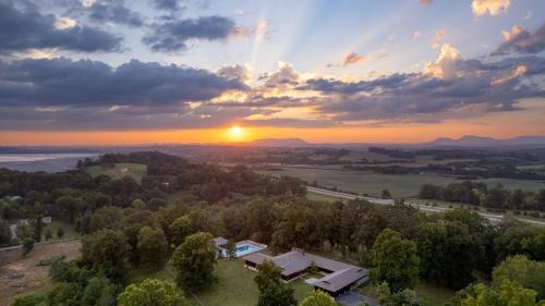 New Market House | Amber Refresh by AvantStay Pool and Hot Tub
