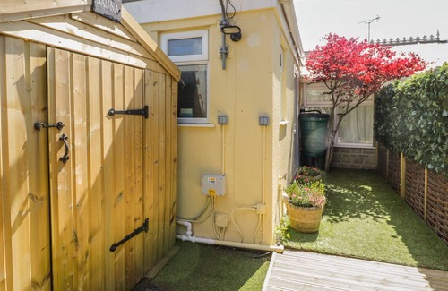 Sidcot Ski Chalet | AMELYAH COTTAGE, pet friendly, with a garden in Winscombe