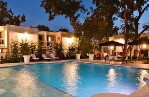 Brentwood Apartment | Amenity Heavy Serene Apt in Convenient Location