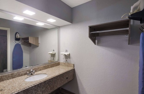 Buda Hotel | Americas Best Value Inn Buda Austin S