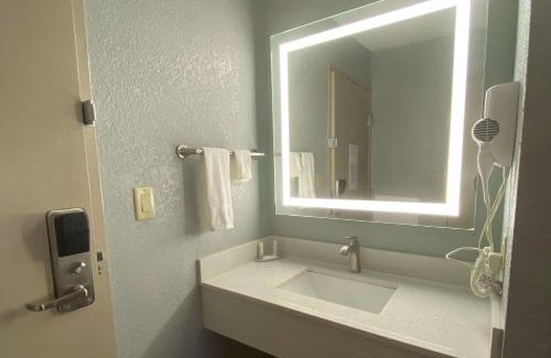 Williamsburg Hotel | AmericInn by Wyndham Williamsburg