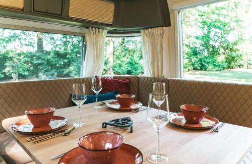 Kessel Resort | Amerikaanse Airstream caravan met hottub