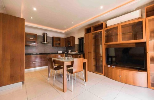 San Tumas Apartment | Amethyst