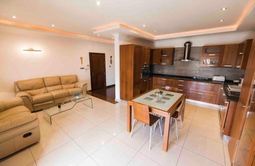 San Tumas Apartment | Amethyst