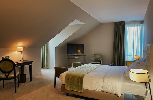 L'Isle-Adam Hotel | Amicitia