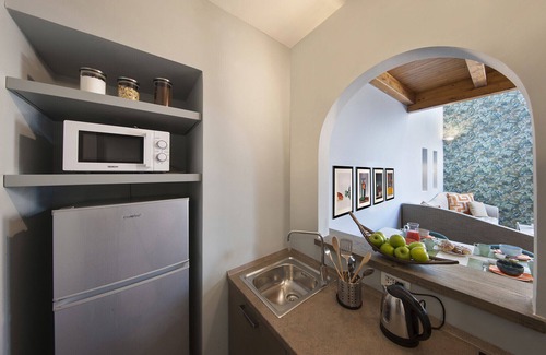Sorrento City Centre Ski Chalet | AMORE RENTALS - Casa La Maisonette with Air Conditioning, Balcony and Internet WI-FI