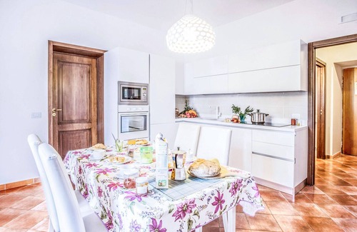 Sorrento City Centre Apartment | AMORE RENTALS - Maison Palazzo Correale with Air Conditioning