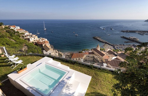 Amalfi Villa | AMORE RENTALS - Palazzo della Storia with Sea View, Jacuzzi, Terraces, Breakfast and Air Conditioning